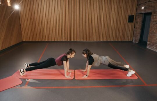 Phụ nữ tập tạ tại phòng gym