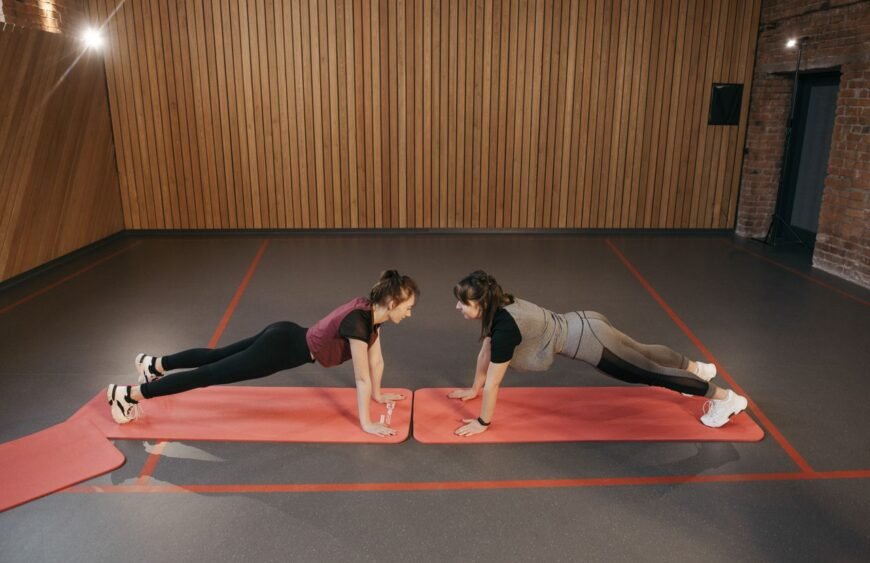 Phụ nữ tập tạ tại phòng gym