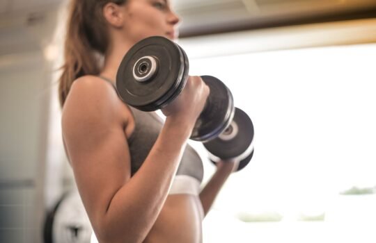 Phụ nữ phục hồi cơ bắp sau tập gym
