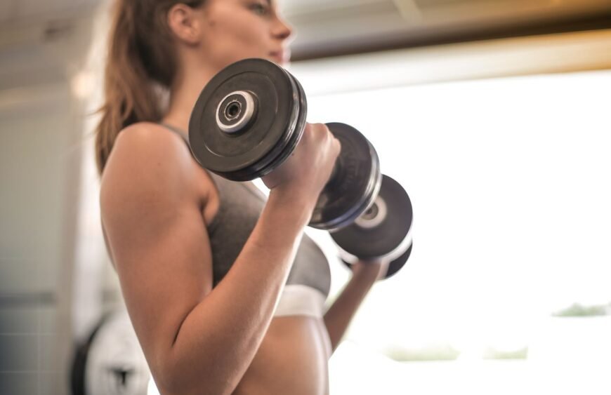 Phụ nữ phục hồi cơ bắp sau tập gym