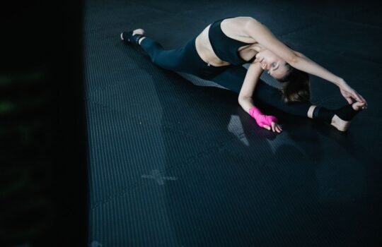 Phụ nữ giãn cơ khởi động tại gym
