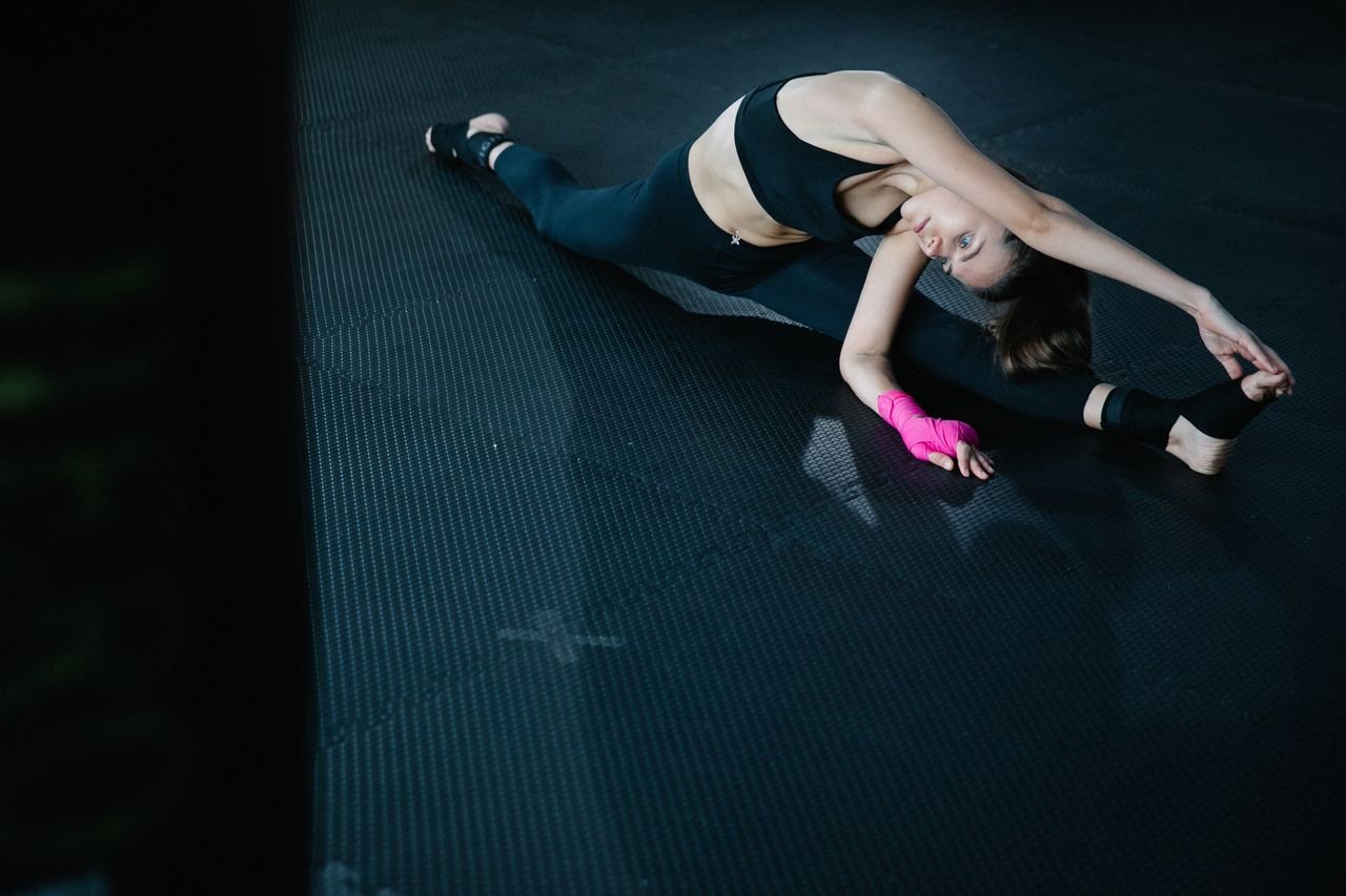 Phụ nữ giãn cơ static stretching giúp phục hồi sau tập gym