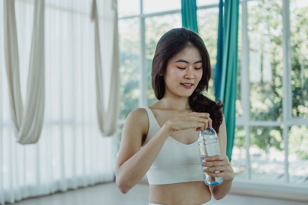 Phụ nữ uống nước sau tập gym hydration đúng cách