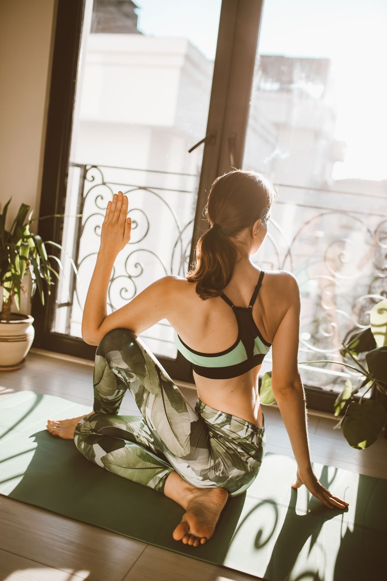 Phụ nữ tập yoga tư thế cơ bản cho người mới